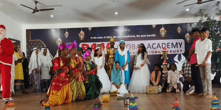 கிறிஸ்மஸ் பண்டிகையையொட்டி, இயேசு கிறிஸ்துவின் பிறப்பு மற்றும் வாழ்க்கை வரலாறு நாடகம் – கிறிஸ்துமஸ் தாத்தா வேடமணிந்த இருவர், மாணவ-மாணவிகளுக்கு இனிப்புகள் வழங்கி வாழ்த்து