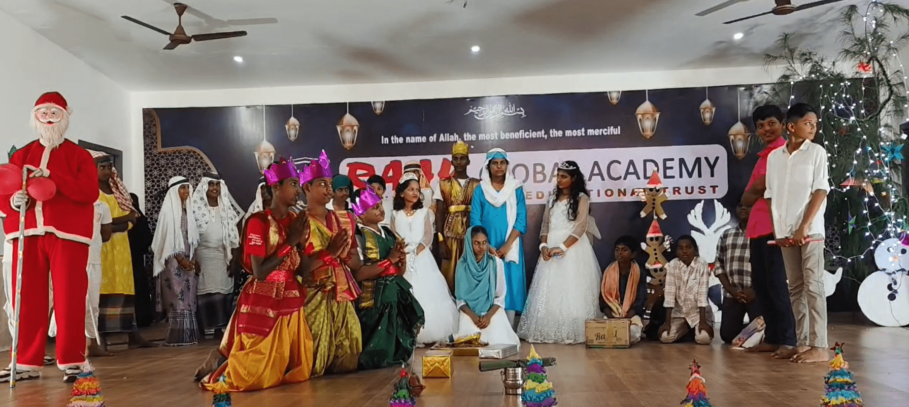 கிறிஸ்மஸ் பண்டிகையையொட்டி, இயேசு கிறிஸ்துவின் பிறப்பு மற்றும் வாழ்க்கை வரலாறு நாடகம் – கிறிஸ்துமஸ் தாத்தா வேடமணிந்த இருவர், மாணவ-மாணவிகளுக்கு இனிப்புகள் வழங்கி வாழ்த்து