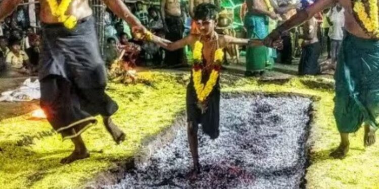 தருமத்துப்பட்டியில் ஐயப்ப பக்தர்கள் பூக்குழி இறங்கி நேர்த்திக்கடன் திரளான பக்தர்கள் பங்கேற்பு