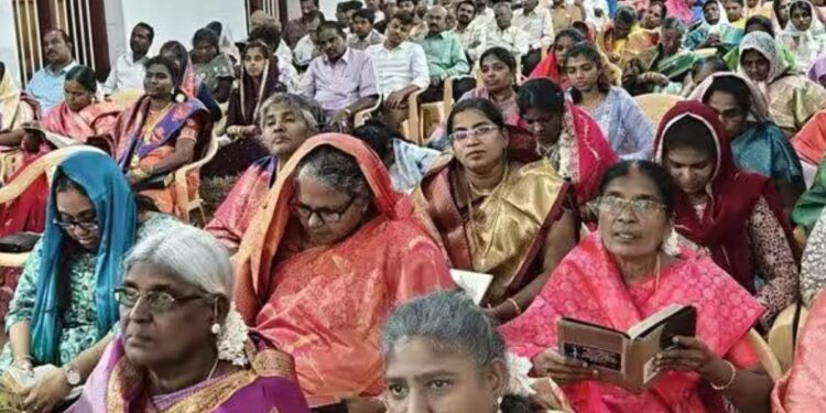 தேனி மாவட்ட தேவாலயங்களில் நள்ளிரவு சிறப்புத் திருப்பலி கேக் வழங்கி, வாழ்த்துகளைப் பகிர்ந்து கொண்ட கிறிஸ்தவர்கள்!