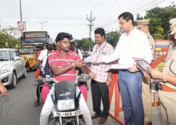 “தலைக்கவசம் உயிர் கவசம்” – சாலை பாதுகாப்பு ஆட்சியர் இளம்பகவத் நேரில் விழிப்புணர்வு!