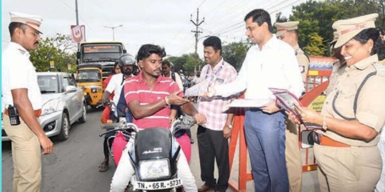 “தலைக்கவசம் உயிர் கவசம்” – சாலை பாதுகாப்பு ஆட்சியர் இளம்பகவத் நேரில் விழிப்புணர்வு!
