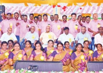 நத்தம் அருகே 30 ஆண்டுகளுக்குப் பின் சங்கமித்த முன்னாள் மாணவர்கள்: ஆசிரியர்களுக்கு உற்சாக வரவேற்பு.