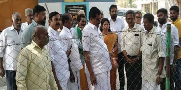 போடி பரமசிவன் கோயில் புதிய தார்ச்சாலை அமைக்கும் பணி தங்க தமிழ்ச்செல்வன் நேரில் ஆய்வு!