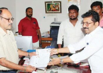 மதுரை வடக்கு தொகுதி வாக்காளர் பட்டியலில் முறைகேடு தேர்தல் அலுவலரிடம் அதிமுக டாக்டர் பா.சரவணன் புகார்!