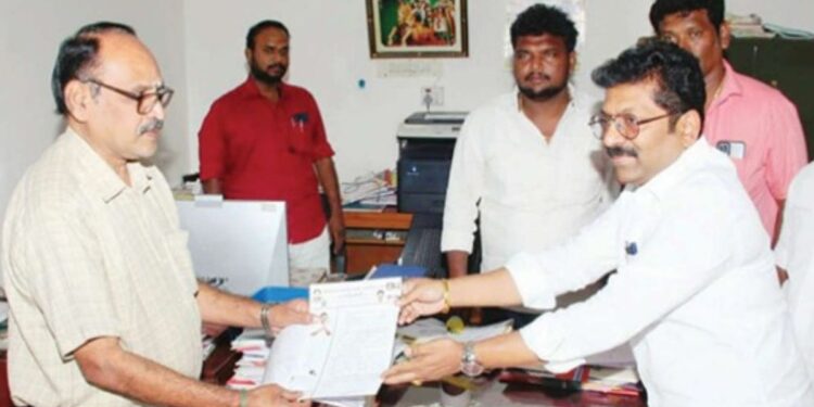 மதுரை வடக்கு தொகுதி வாக்காளர் பட்டியலில் முறைகேடு தேர்தல் அலுவலரிடம் அதிமுக டாக்டர் பா.சரவணன் புகார்!