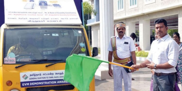 “உங்கள் வாக்கு உங்கள் உரிமை”: விருதுநகரில் 7 வாகனங்களுடன் தேர்தல் விழிப்புணர்வு ஆட்சியர் சுகபுத்ரா!