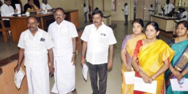 வார்டுப் புறக்கணிப்பு முதல் வரி உயர்வு வரை… காரசார விவாதம், அதிமுக வெளிநடப்பு என அதிரடி காட்டிய ஈரோடு மாநகராட்சி மன்றக் கூட்டம்!