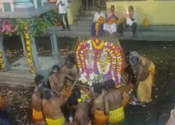 அன்னூர் மன்னீஸ்வரர் கோயில் தேர்த்திருவிழா பக்தி முழக்கத்துடன் நடைபெற்ற வண்ணமயமான தெப்ப உற்சவம்