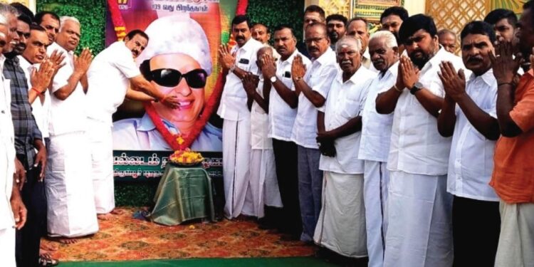 பல்லடத்தில் புரட்சித் தலைவர் எம்.ஜி.ஆரின் 109-வது பிறந்தநாள் விழா: முன்னாள் அமைச்சர் எம்.எஸ்.எம்.ஆனந்தன் தலைமையில் கொண்டாட்டம்