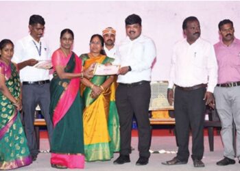 “வெற்றி மகுடம் சூட்டிய கல்விச் சிற்பிகள்”: மயிலாடுதுறையில் கலெக்டர் ஹெச்.எஸ்.ஸ்ரீகாந்த் பாராட்டு!