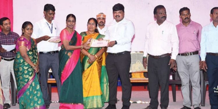 “வெற்றி மகுடம் சூட்டிய கல்விச் சிற்பிகள்”: மயிலாடுதுறையில் கலெக்டர் ஹெச்.எஸ்.ஸ்ரீகாந்த் பாராட்டு!