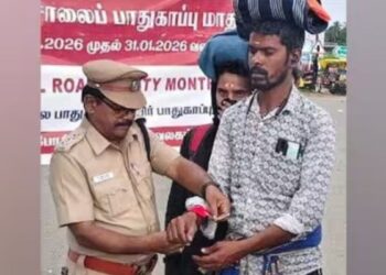 தேனி ஆர்.டி.ஓ சார்பில் ஐயப்ப பக்தர்களுக்கு ஒளிரும் பட்டைகள் விநியோகம் போக்குவரத்துத் துறை அதிரடி