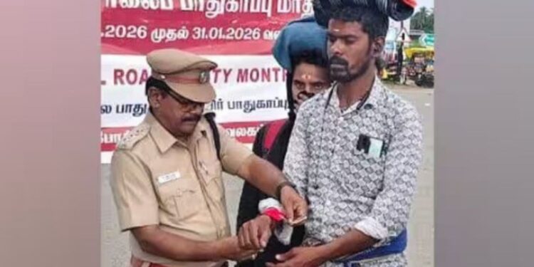 தேனி ஆர்.டி.ஓ சார்பில் ஐயப்ப பக்தர்களுக்கு ஒளிரும் பட்டைகள் விநியோகம் போக்குவரத்துத் துறை அதிரடி