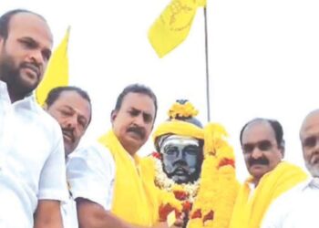 கோவையில் எஸ்.பி.வேலுமணி தலைமையில் அதிமுகவினர் வெண்புறாக்களைப் பறக்கவிட்டு உற்சாக மரியாதை!