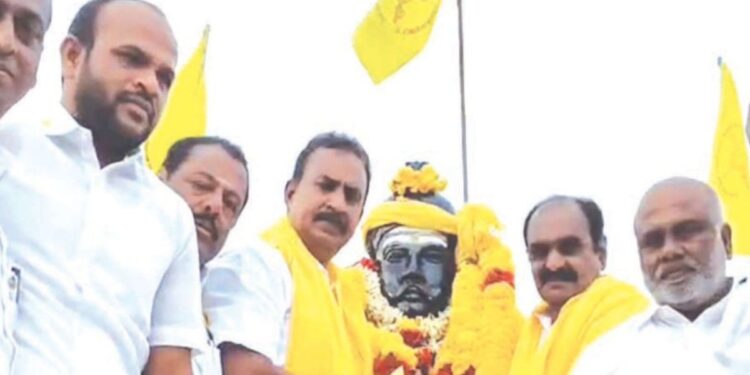 கோவையில் எஸ்.பி.வேலுமணி தலைமையில் அதிமுகவினர் வெண்புறாக்களைப் பறக்கவிட்டு உற்சாக மரியாதை!