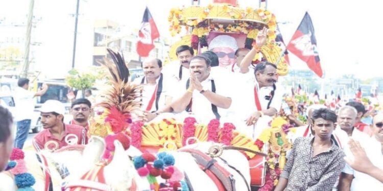 சாரட் வண்டியை ஓட்டிய எம்.எல்.ஏ., 108 பால்குட ஊர்வலம்: பெருந்துறையில் எம்.ஜி.ஆர். பிறந்தநாள் விழா மெகா கொண்டாட்டம்