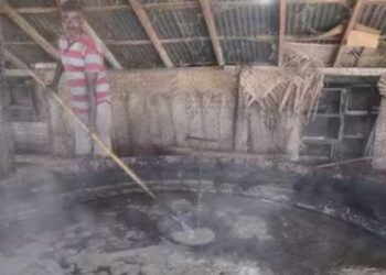 லட்சுமிபுரத்தில் பொங்கல் வெல்லம் உற்பத்தி தீவிரம்  கட்டுப்படியாகாத விலையால் விவசாயிகள் கவலை