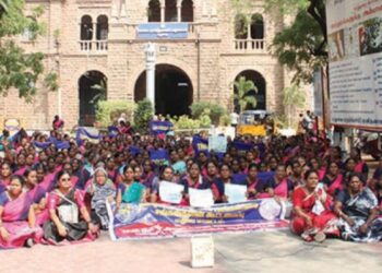 மதுரை கலெக்டர் அலுவலகம் முன் அங்கன்வாடி ஊழியர்கள் திரண்டனர் வேலை நிறுத்தப் போராட்டம்!