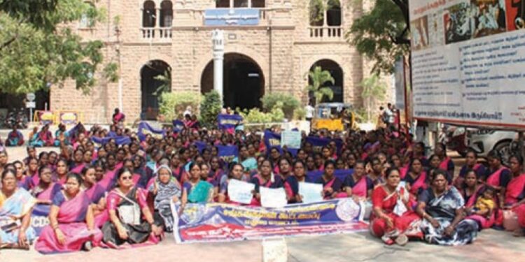 மதுரை கலெக்டர் அலுவலகம் முன் அங்கன்வாடி ஊழியர்கள் திரண்டனர் வேலை நிறுத்தப் போராட்டம்!