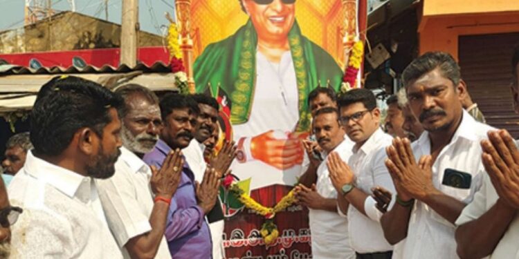 மண்டபத்தில் அதிமுக சார்பில் எம்.ஜி.ஆரின் 109-வது பிறந்தநாள் விழா எழுச்சி: உற்சாகக் கொண்டாட்டம்.