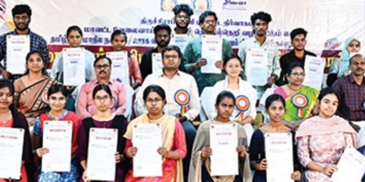 “உழைப்பே உயர்வு: ஏ.ஐ. தொழில்நுட்பத் திறன்களை வளர்த்து முன்னேறுக” – பணி ஆணை வழங்கி ஆட்சியர் உரை!