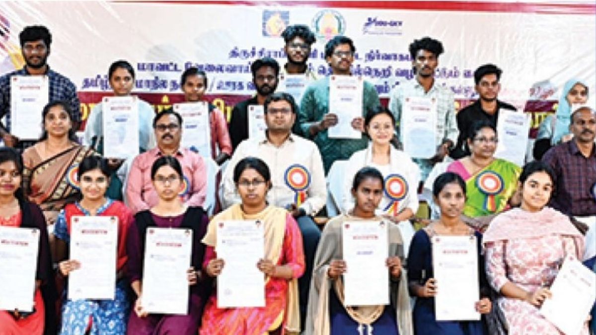 “உழைப்பே உயர்வு: ஏ.ஐ. தொழில்நுட்பத் திறன்களை வளர்த்து முன்னேறுக” – பணி ஆணை வழங்கி ஆட்சியர் உரை!