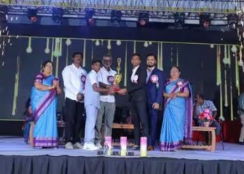 குனியமுத்தூர் ஆர்.கே.வி. பள்ளியின் 53-வது ஆண்டு விழா சாதனை படைத்த மாணவர்களுக்கு விருதுகள் வழங்கப்பட்டன.