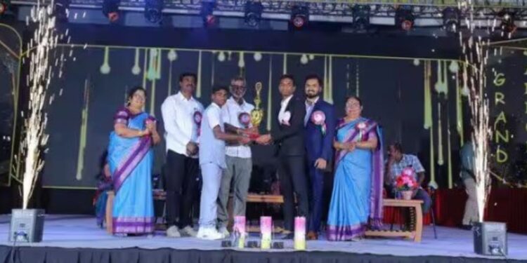 குனியமுத்தூர் ஆர்.கே.வி. பள்ளியின் 53-வது ஆண்டு விழா சாதனை படைத்த மாணவர்களுக்கு விருதுகள் வழங்கப்பட்டன.