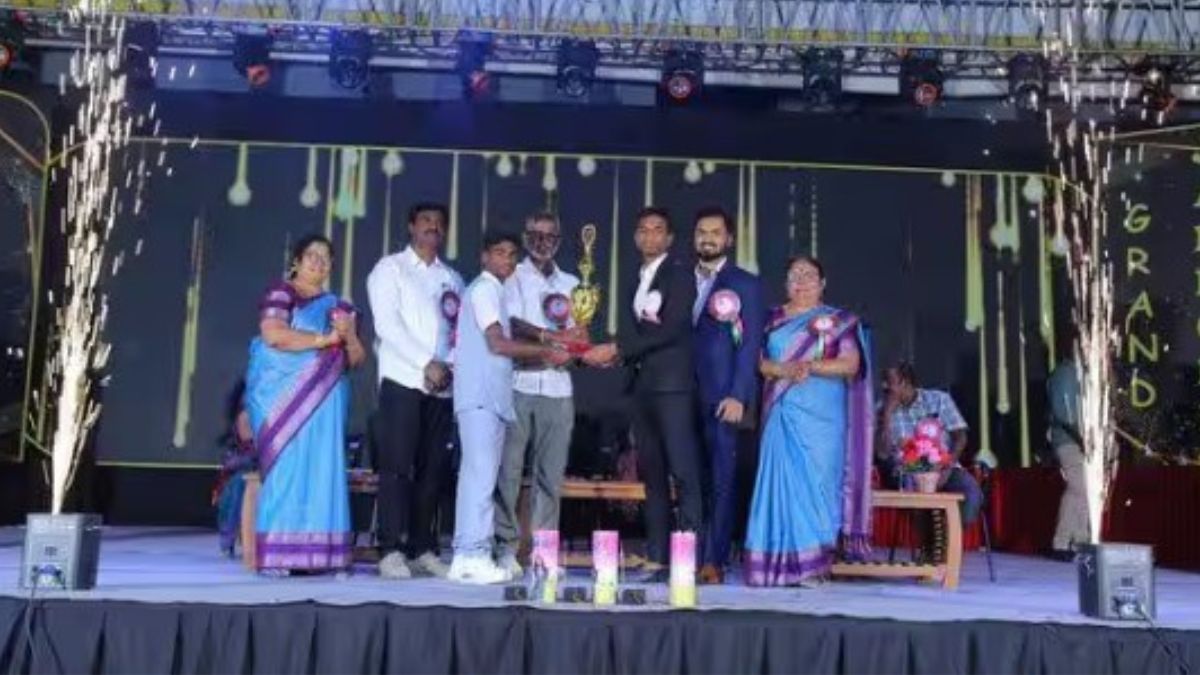 குனியமுத்தூர் ஆர்.கே.வி. பள்ளியின் 53-வது ஆண்டு விழா சாதனை படைத்த மாணவர்களுக்கு விருதுகள் வழங்கப்பட்டன.