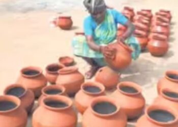 கரூர் மாவட்டத்தில் களைகட்டும் பொங்கல் மண்பானை தயாரிப்பு பாரம்பரியம் காக்க மும்முரம் காட்டும் தொழிலாளர்கள்!