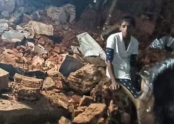 போடி அருகே கனமழைக்கு மண் சுவர் இடிந்து விழுந்து விபத்து 4 பசுங்கன்றுகள் உடல் நசுங்கிப் பலி