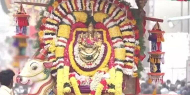 கரூர் மாவட்டத்தில் புத்தாண்டு உற்சாகம் ஆலயங்களில் சிறப்பு வழிபாடு – பொதுமக்களுடன் கேக் வெட்டிய போலீசார்!