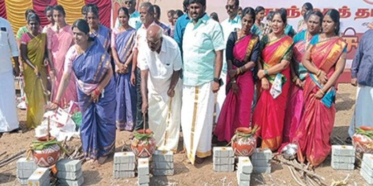 தஞ்சை கரந்தை கல்லூரியில் ‘கோலங்களில் சங்கமம்’ பொங்கல் விழா நாட்டுப்புறக் கலைகளுடன் பேரணி!