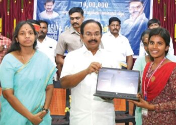 டிஜிட்டல் புரட்சியில் தமிழக மாணவிகள்: சேலத்தில் 804 பேருக்கு விலையில்லா மடிக்கணினிகளை வழங்கினார் அமைச்சர் ஆர்.ராஜேந்திரன்