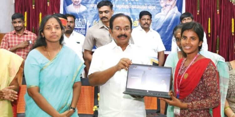டிஜிட்டல் புரட்சியில் தமிழக மாணவிகள்: சேலத்தில் 804 பேருக்கு விலையில்லா மடிக்கணினிகளை வழங்கினார் அமைச்சர் ஆர்.ராஜேந்திரன்