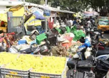 கோவை பூ மார்க்கெட்டில் மீட்கப்பட்ட சாலை மீண்டும் ஆக்கிரமிப்பு கடும் நடவடிக்கை எடுக்க பொதுமக்கள் கோரிக்கை.