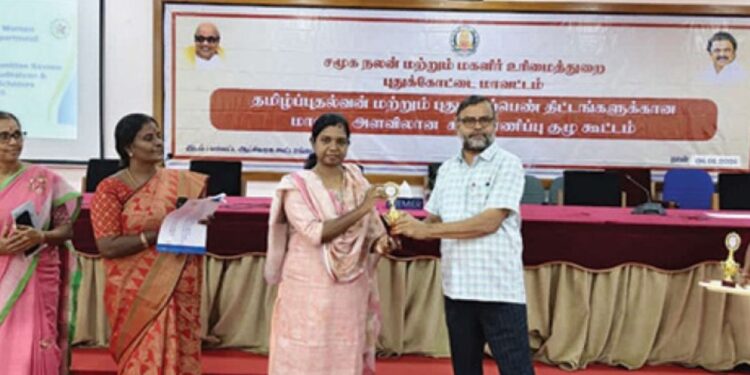 அரசுத் திட்டங்களைச் சிறப்பாகச் செயல்படுத்தியதற்காகப் ‘சிறந்த நோடல் அலுவலர்’ விருது