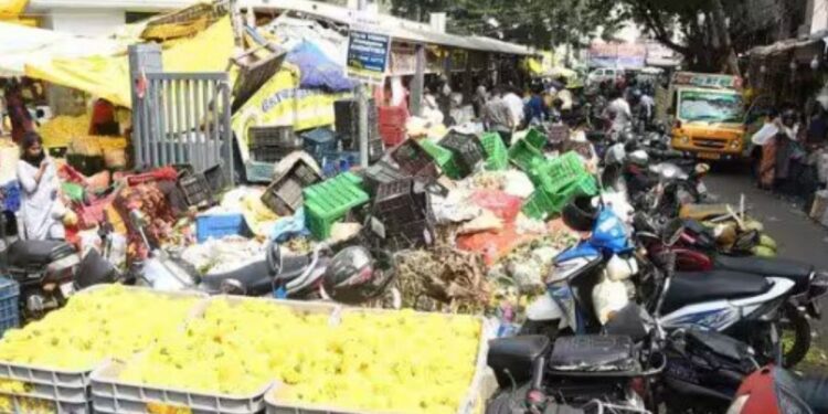 கோவை பூ மார்க்கெட்டில் மீட்கப்பட்ட சாலை மீண்டும் ஆக்கிரமிப்பு கடும் நடவடிக்கை எடுக்க பொதுமக்கள் கோரிக்கை.