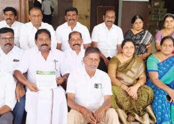 திருப்பூர் மாநகராட்சியில் அடிப்படை வசதிகள் முடக்கம்: மாமன்றக் கூட்டம் நடத்தக் கோரி அண்ணா திமுக உறுப்பினர்கள் அதிரடி தர்ணா போராட்டம்