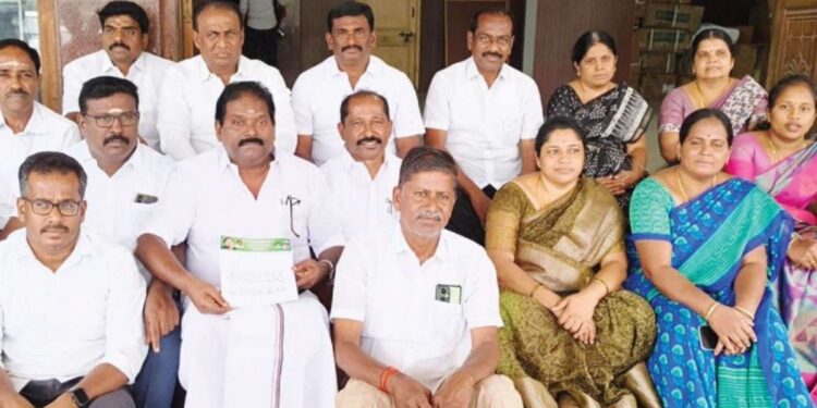 திருப்பூர் மாநகராட்சியில் அடிப்படை வசதிகள் முடக்கம்: மாமன்றக் கூட்டம் நடத்தக் கோரி அண்ணா திமுக உறுப்பினர்கள் அதிரடி தர்ணா போராட்டம்