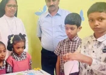 ஜப்பானிய ‘ஒரிகாமி’ கலையில் அசத்தும் கோவை அரசுப் பள்ளி மாணவன் காகித மடிப்புகளில் உயிர்பெறும் கலைவண்ணம்