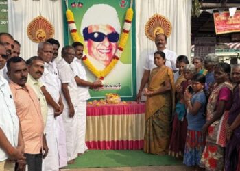 திங்களூரில் அண்ணா திமுக சார்பில் எம்.ஜி.ஆர். 109-வது பிறந்தநாள் விழா: கட்சி நிர்வாகிகள் மலர் தூவி மரியாதை