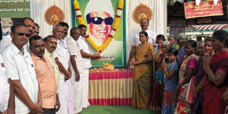 திங்களூரில் அண்ணா திமுக சார்பில் எம்.ஜி.ஆர். 109-வது பிறந்தநாள் விழா: கட்சி நிர்வாகிகள் மலர் தூவி மரியாதை