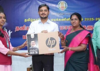 இனி அகிலம் உங்கள் விரல் நுனியில்… கோவையில் 1185 மாணவ, மாணவியருக்கு விலையில்லா மடிக்கணினிகளை வழங்கினார் கலெக்டர் பவன் குமார்!