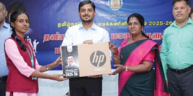 இனி அகிலம் உங்கள் விரல் நுனியில்… கோவையில் 1185 மாணவ, மாணவியருக்கு விலையில்லா மடிக்கணினிகளை வழங்கினார் கலெக்டர் பவன் குமார்!