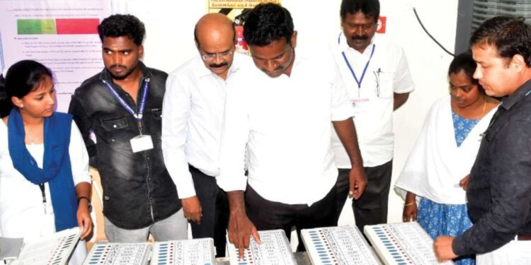 கரூரில் 6,795 வாக்குப்பதிவு இயந்திரங்கள் சரிபார்ப்பு நிறைவு – ஆட்சியர் தங்கவேல் நேரில் ஆய்வு!