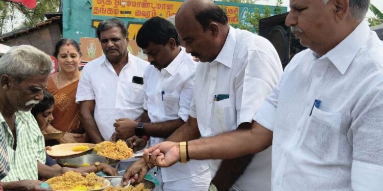 ஆலாங்கொம்பில் எம்.ஜி.ஆர். பிறந்தநாள் விழா: ஏ.கே.செல்வராஜ் எம்.எல்.ஏ. தலைமையில் மாலை அணிவித்து அன்னதானம் வழங்கி கொண்டாட்டம்