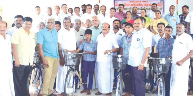 கல்விப் பயணம் இனிது தொடரட்டும்… 212 பள்ளி மாணவர்களுக்கு விலையில்லா மிதிவண்டிகளை வழங்கினார் முன்னாள் அமைச்சர் கே.சி.கருப்பணன்!