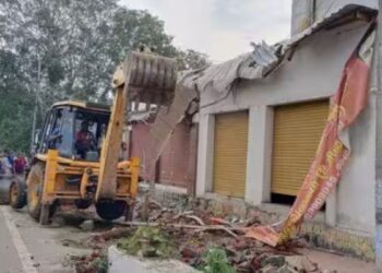 உசிலம்பட்டியில் மதுரை – தேனி தேசிய நெடுஞ்சாலையில் ஆக்கிரமிப்புகள் அதிரடி அகற்றம்